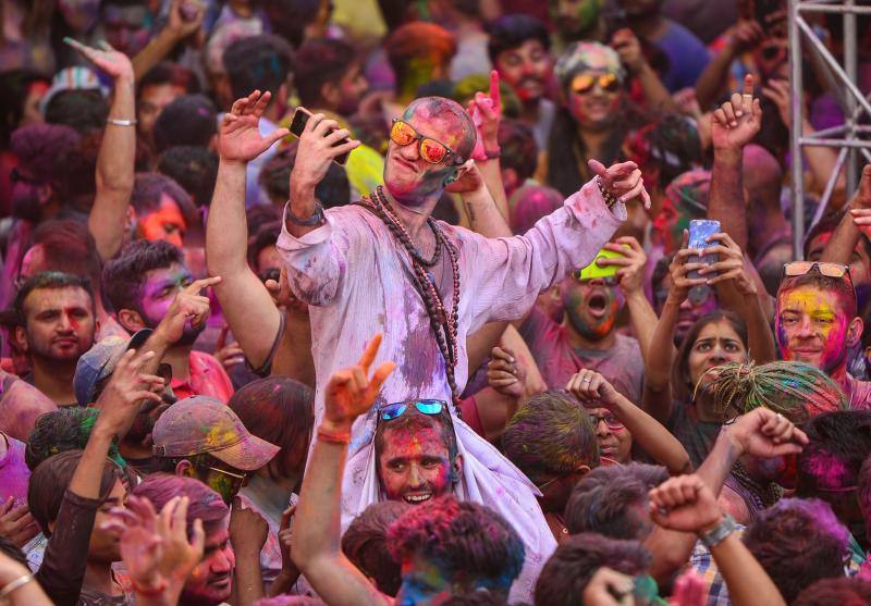 Entre el 20 y el 21 de marzo, como cada año, millones de devotos de la conservadora sociedad de la India pierden el recato en la fiesta más alegre del hinduismo, Holi, y se lanzan a las calles de las ciudades y aldeas en una aventura de jarana para cubrirse con kilos de polvos y tinturas de colores, y venerar a Krishna, el dios del amor, en el día del equinoccio de primavera.