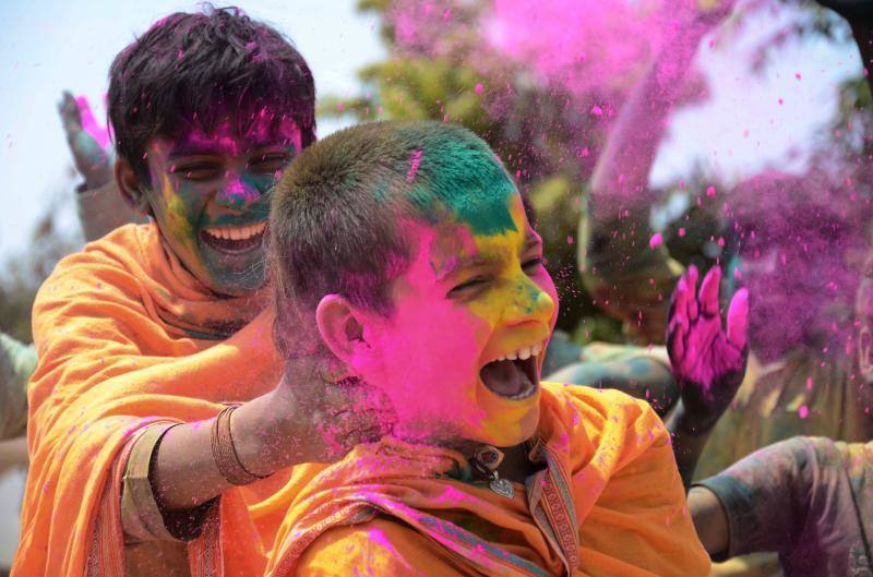 Entre el 20 y el 21 de marzo, como cada año, millones de devotos de la conservadora sociedad de la India pierden el recato en la fiesta más alegre del hinduismo, Holi, y se lanzan a las calles de las ciudades y aldeas en una aventura de jarana para cubrirse con kilos de polvos y tinturas de colores, y venerar a Krishna, el dios del amor, en el día del equinoccio de primavera.