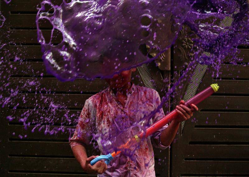 Entre el 20 y el 21 de marzo, como cada año, millones de devotos de la conservadora sociedad de la India pierden el recato en la fiesta más alegre del hinduismo, Holi, y se lanzan a las calles de las ciudades y aldeas en una aventura de jarana para cubrirse con kilos de polvos y tinturas de colores, y venerar a Krishna, el dios del amor, en el día del equinoccio de primavera.