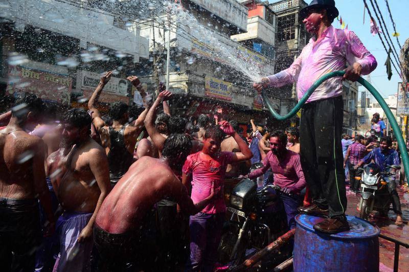 Entre el 20 y el 21 de marzo, como cada año, millones de devotos de la conservadora sociedad de la India pierden el recato en la fiesta más alegre del hinduismo, Holi, y se lanzan a las calles de las ciudades y aldeas en una aventura de jarana para cubrirse con kilos de polvos y tinturas de colores, y venerar a Krishna, el dios del amor, en el día del equinoccio de primavera.
