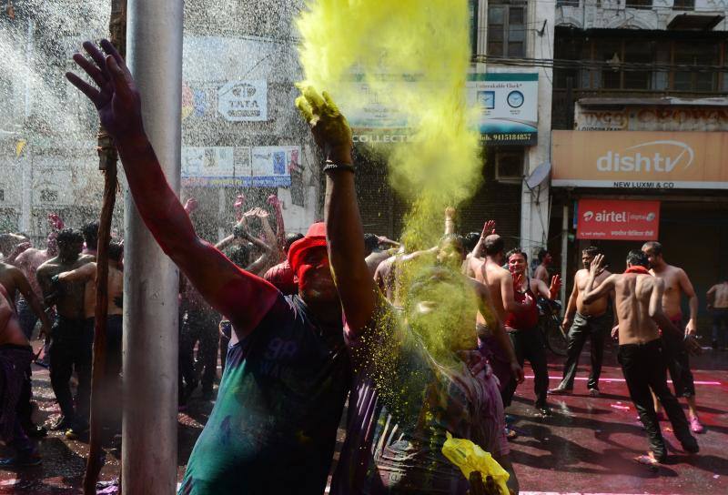 Entre el 20 y el 21 de marzo, como cada año, millones de devotos de la conservadora sociedad de la India pierden el recato en la fiesta más alegre del hinduismo, Holi, y se lanzan a las calles de las ciudades y aldeas en una aventura de jarana para cubrirse con kilos de polvos y tinturas de colores, y venerar a Krishna, el dios del amor, en el día del equinoccio de primavera.
