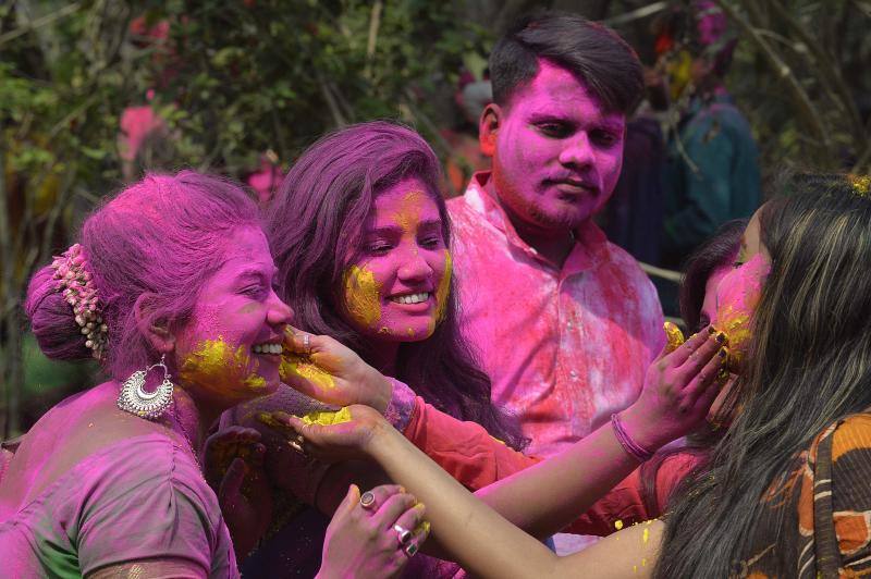 Entre el 20 y el 21 de marzo, como cada año, millones de devotos de la conservadora sociedad de la India pierden el recato en la fiesta más alegre del hinduismo, Holi, y se lanzan a las calles de las ciudades y aldeas en una aventura de jarana para cubrirse con kilos de polvos y tinturas de colores, y venerar a Krishna, el dios del amor, en el día del equinoccio de primavera.