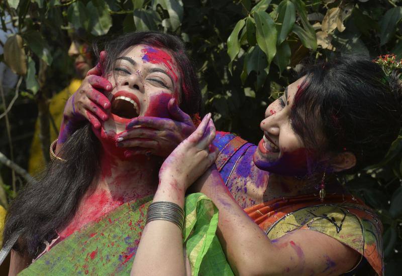 Entre el 20 y el 21 de marzo, como cada año, millones de devotos de la conservadora sociedad de la India pierden el recato en la fiesta más alegre del hinduismo, Holi, y se lanzan a las calles de las ciudades y aldeas en una aventura de jarana para cubrirse con kilos de polvos y tinturas de colores, y venerar a Krishna, el dios del amor, en el día del equinoccio de primavera.