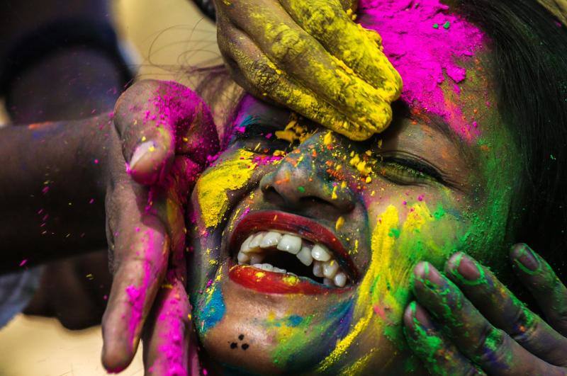 Entre el 20 y el 21 de marzo, como cada año, millones de devotos de la conservadora sociedad de la India pierden el recato en la fiesta más alegre del hinduismo, Holi, y se lanzan a las calles de las ciudades y aldeas en una aventura de jarana para cubrirse con kilos de polvos y tinturas de colores, y venerar a Krishna, el dios del amor, en el día del equinoccio de primavera.