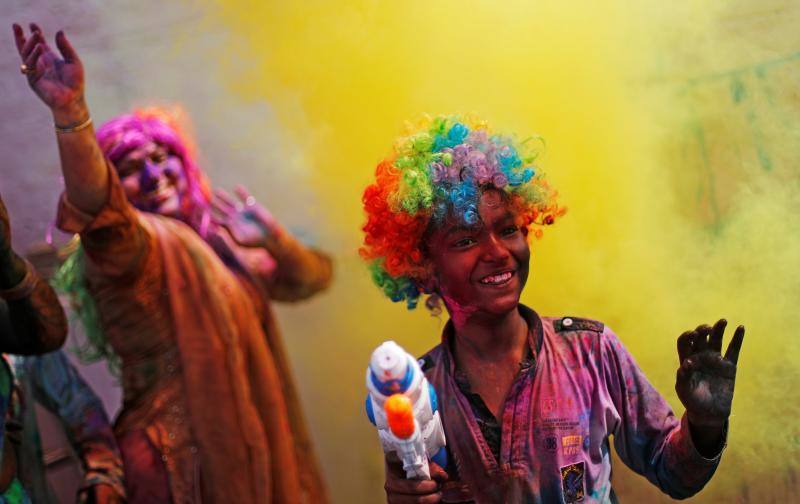Entre el 20 y el 21 de marzo, como cada año, millones de devotos de la conservadora sociedad de la India pierden el recato en la fiesta más alegre del hinduismo, Holi, y se lanzan a las calles de las ciudades y aldeas en una aventura de jarana para cubrirse con kilos de polvos y tinturas de colores, y venerar a Krishna, el dios del amor, en el día del equinoccio de primavera.