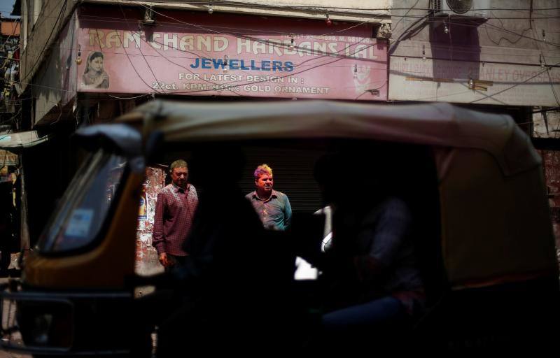 Entre el 20 y el 21 de marzo, como cada año, millones de devotos de la conservadora sociedad de la India pierden el recato en la fiesta más alegre del hinduismo, Holi, y se lanzan a las calles de las ciudades y aldeas en una aventura de jarana para cubrirse con kilos de polvos y tinturas de colores, y venerar a Krishna, el dios del amor, en el día del equinoccio de primavera.