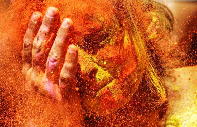 Entre el 20 y el 21 de marzo, como cada año, millones de devotos de la conservadora sociedad de la India pierden el recato en la fiesta más alegre del hinduismo, Holi, y se lanzan a las calles de las ciudades y aldeas en una aventura de jarana para cubrirse con kilos de polvos y tinturas de colores, y venerar a Krishna, el dios del amor, en el día del equinoccio de primavera.