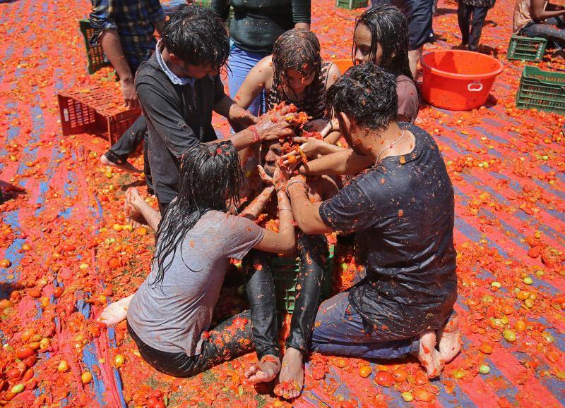 Entre el 20 y el 21 de marzo, como cada año, millones de devotos de la conservadora sociedad de la India pierden el recato en la fiesta más alegre del hinduismo, Holi, y se lanzan a las calles de las ciudades y aldeas en una aventura de jarana para cubrirse con kilos de polvos y tinturas de colores, y venerar a Krishna, el dios del amor, en el día del equinoccio de primavera.