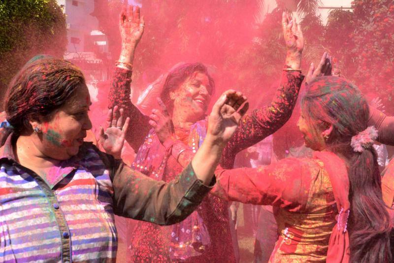 Entre el 20 y el 21 de marzo, como cada año, millones de devotos de la conservadora sociedad de la India pierden el recato en la fiesta más alegre del hinduismo, Holi, y se lanzan a las calles de las ciudades y aldeas en una aventura de jarana para cubrirse con kilos de polvos y tinturas de colores, y venerar a Krishna, el dios del amor, en el día del equinoccio de primavera.