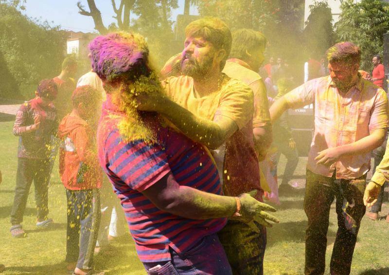 Entre el 20 y el 21 de marzo, como cada año, millones de devotos de la conservadora sociedad de la India pierden el recato en la fiesta más alegre del hinduismo, Holi, y se lanzan a las calles de las ciudades y aldeas en una aventura de jarana para cubrirse con kilos de polvos y tinturas de colores, y venerar a Krishna, el dios del amor, en el día del equinoccio de primavera.
