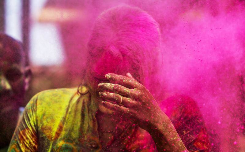 Entre el 20 y el 21 de marzo, como cada año, millones de devotos de la conservadora sociedad de la India pierden el recato en la fiesta más alegre del hinduismo, Holi, y se lanzan a las calles de las ciudades y aldeas en una aventura de jarana para cubrirse con kilos de polvos y tinturas de colores, y venerar a Krishna, el dios del amor, en el día del equinoccio de primavera.