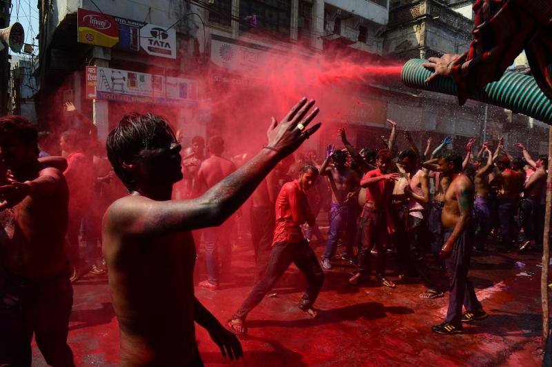Entre el 20 y el 21 de marzo, como cada año, millones de devotos de la conservadora sociedad de la India pierden el recato en la fiesta más alegre del hinduismo, Holi, y se lanzan a las calles de las ciudades y aldeas en una aventura de jarana para cubrirse con kilos de polvos y tinturas de colores, y venerar a Krishna, el dios del amor, en el día del equinoccio de primavera.