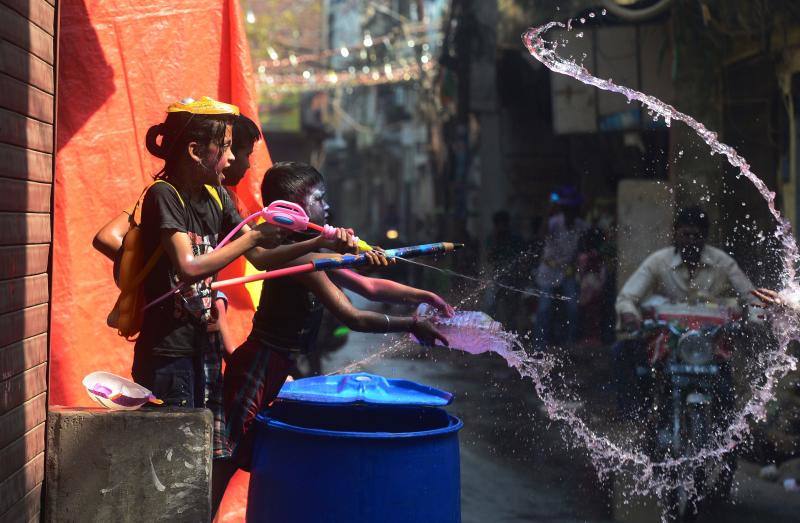 Entre el 20 y el 21 de marzo, como cada año, millones de devotos de la conservadora sociedad de la India pierden el recato en la fiesta más alegre del hinduismo, Holi, y se lanzan a las calles de las ciudades y aldeas en una aventura de jarana para cubrirse con kilos de polvos y tinturas de colores, y venerar a Krishna, el dios del amor, en el día del equinoccio de primavera.