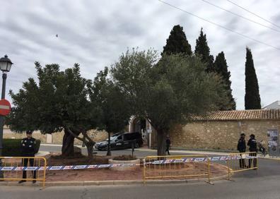 Imagen secundaria 1 - Dolor y silencio en el adiós a los niños asesinados en Godella