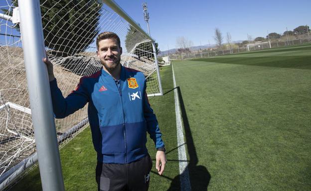 Iñigo Martínez posa durante la entrevista concedida en la Ciudad del Fútbol de Las Rozas. 