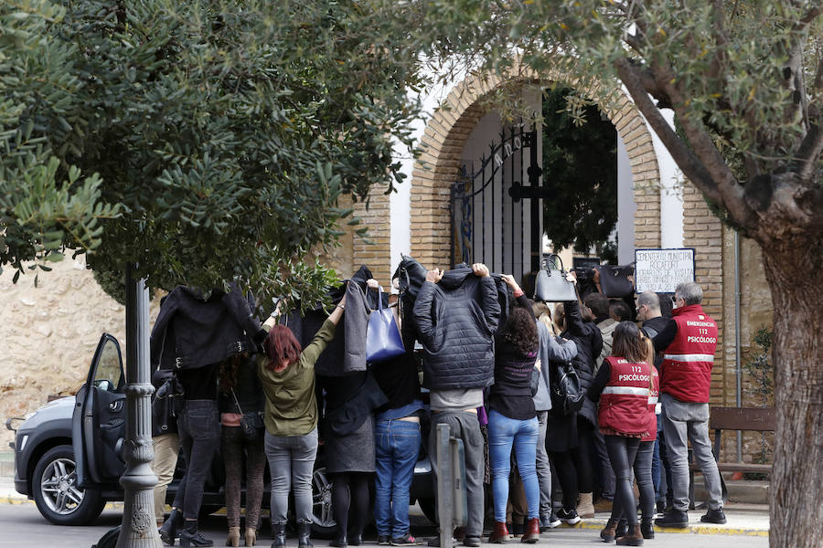 Un cordón policial formado por diez agentes ha protegido la entrada del camposanto dejando paso únicamente a los familiares y más allegados de los menores.