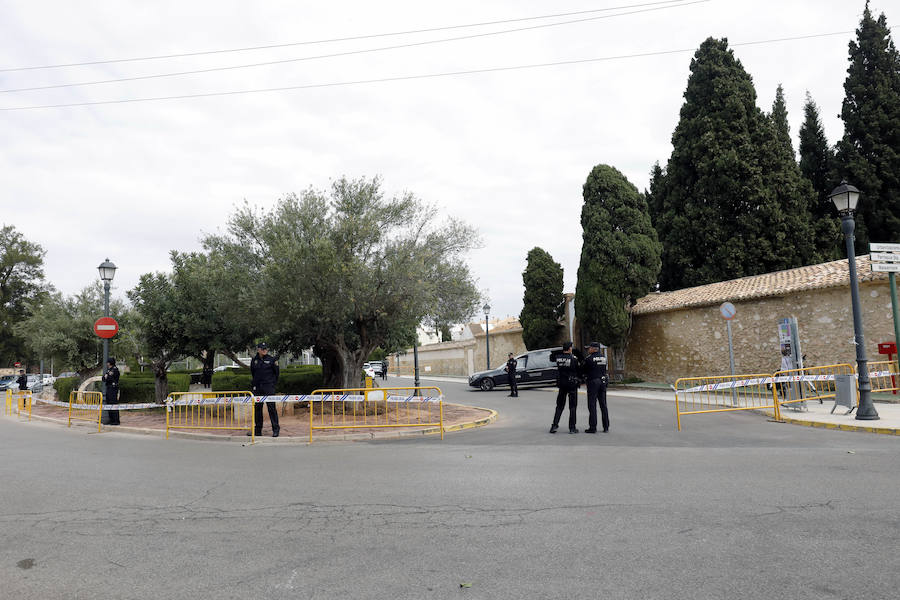 Un cordón policial formado por diez agentes ha protegido la entrada del camposanto dejando paso únicamente a los familiares y más allegados de los menores.