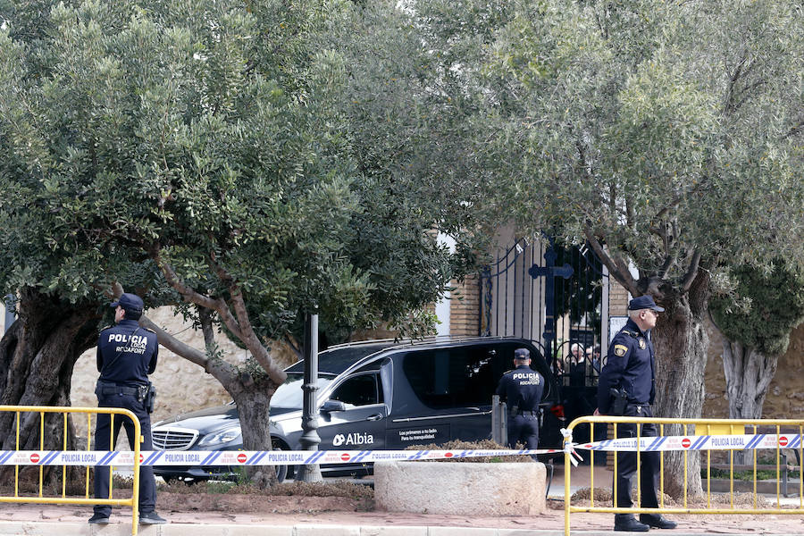 Un cordón policial formado por diez agentes ha protegido la entrada del camposanto dejando paso únicamente a los familiares y más allegados de los menores.