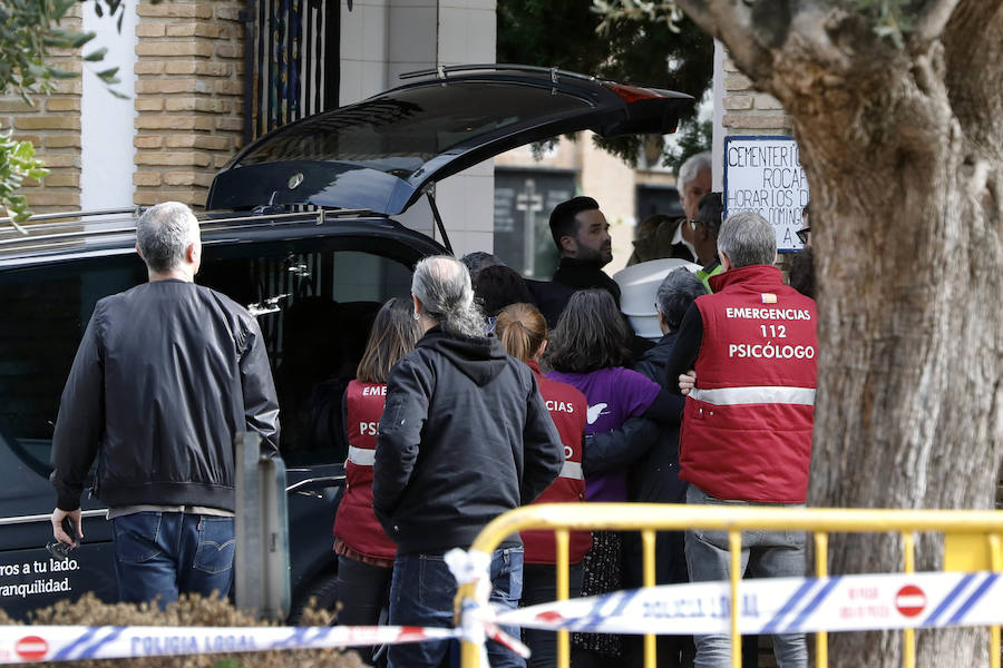 Un cordón policial formado por diez agentes ha protegido la entrada del camposanto dejando paso únicamente a los familiares y más allegados de los menores.