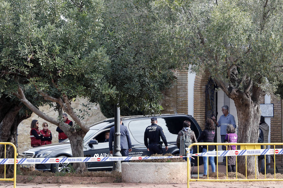 Un cordón policial formado por diez agentes ha protegido la entrada del camposanto dejando paso únicamente a los familiares y más allegados de los menores.