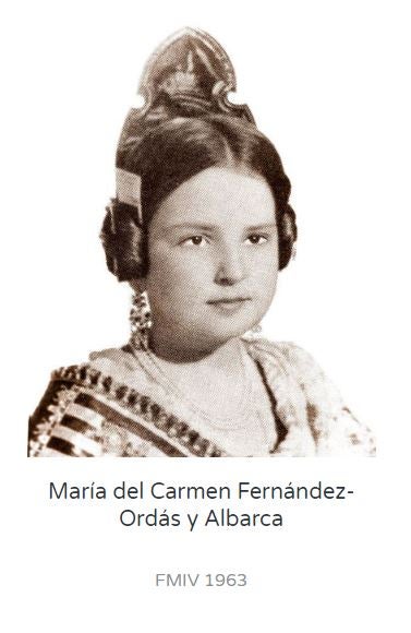 La primera fallera mayor infantil fue Teresa del Sacramento Agramunt y desde 1940 le han sucedido decenas de niñas que representaron a las Fallas con toda su alegría. Entre ellas, dos apellidos muy conocidos: Mari Carmen Martínez Bordiú Franco y Sonsoles Suárez Illana.