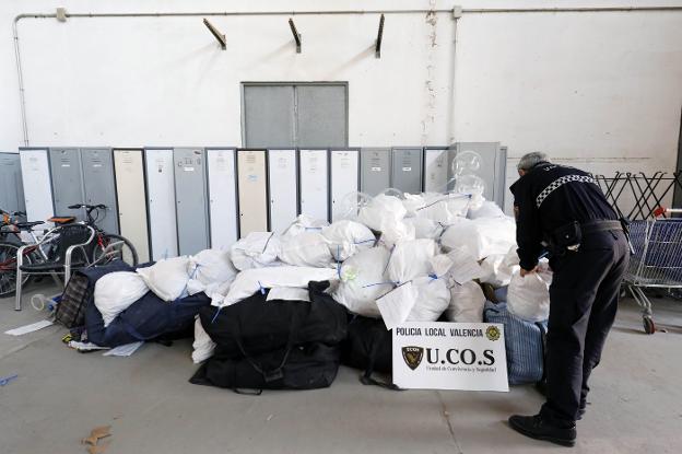 Algunos de los productos decomisados, ayer en la central de la Policía Local. 