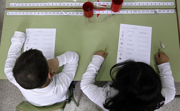 Alumnos de un colegio público realizando un ejercicio. 