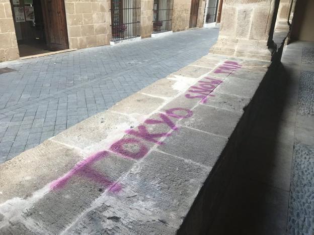 La pintada aparecida en la piedra tosca del edificio histórico de la Sala del Consell. 