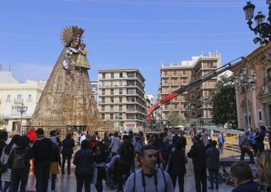 Imagen secundaria 1 - Desmontaje del catafalco de la Virgen de los Desamparados.