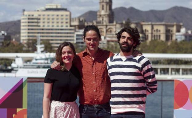 El director Carlos Marques-Marcet (c) posa con los actores, David Verdaguer y María Rodríguez Soto tras la proyección de su largometraje 'Els dies que vindran' '(Los días que vendrán'). 