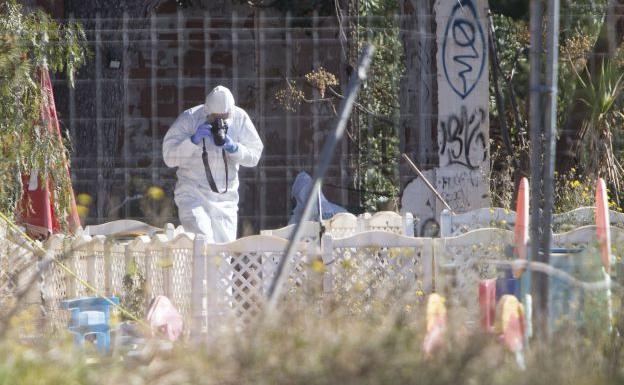 Policía investigando en el lugar del suceso de Godella.