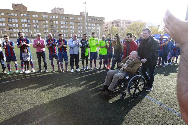 Los exjugadores participantes en el encuentro de homenaje aplauden a Antonio Calpe. 