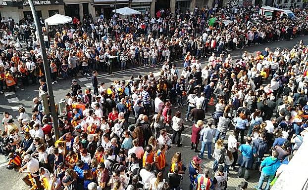 Aficionados del Valencia CF, en el recibimiento al equipo de las leyendas.