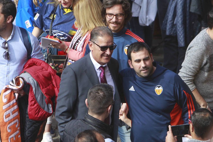 Lleno total por el centenario del Valencia. Mestalla se rinde a los pies de un partido único por el aniversario del club con un homenaje a los jugadores valencianistas de diferentes épocas. Un combinado con las leyendas del Valencia CF se enfrenta a un equipo de históricos de la selección española