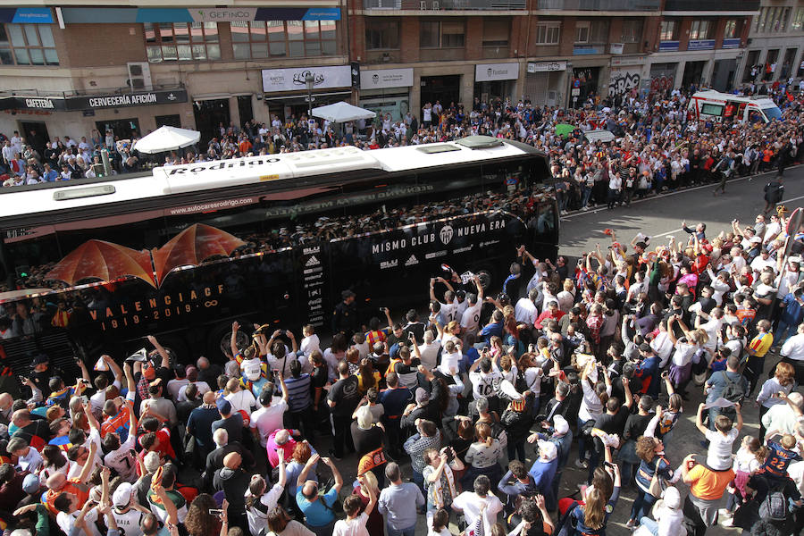 Lleno total por el centenario del Valencia. Mestalla se rinde a los pies de un partido único por el aniversario del club con un homenaje a los jugadores valencianistas de diferentes épocas. Un combinado con las leyendas del Valencia CF se enfrenta a un equipo de históricos de la selección española