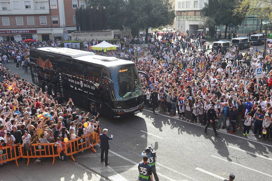 Lleno total por el centenario del Valencia. Mestalla se rinde a los pies de un partido único por el aniversario del club con un homenaje a los jugadores valencianistas de diferentes épocas. Un combinado con las leyendas del Valencia CF se enfrenta a un equipo de históricos de la selección española