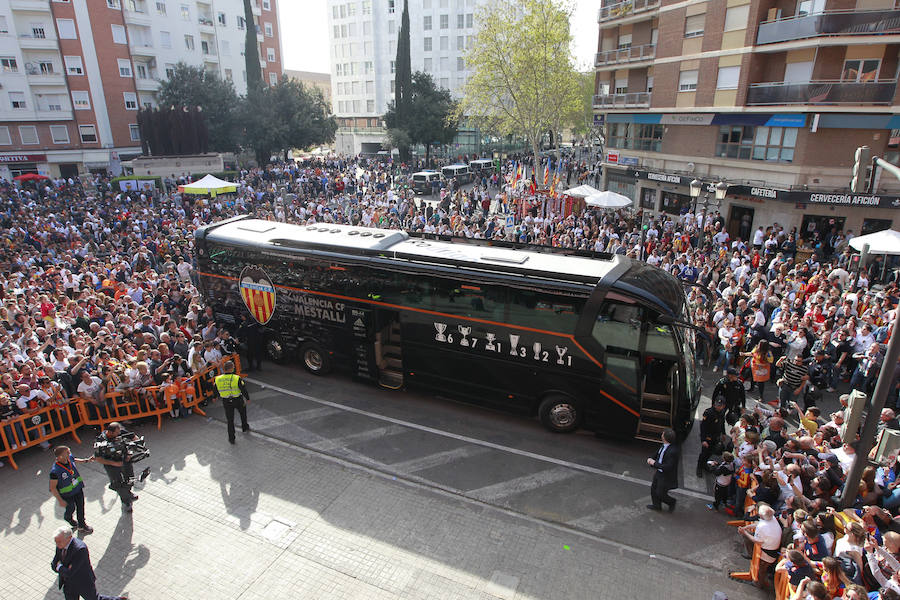 Lleno total por el centenario del Valencia. Mestalla se rinde a los pies de un partido único por el aniversario del club con un homenaje a los jugadores valencianistas de diferentes épocas. Un combinado con las leyendas del Valencia CF se enfrenta a un equipo de históricos de la selección española