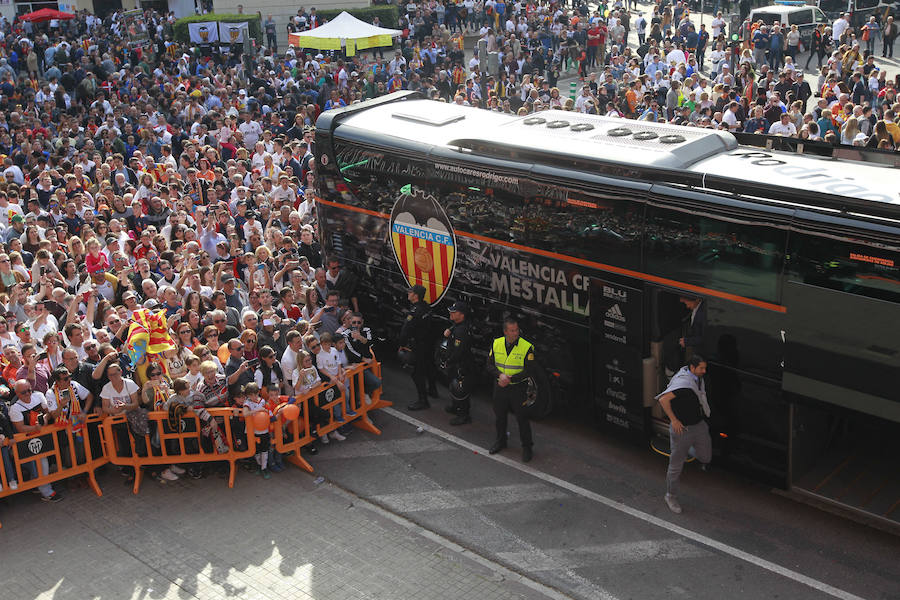 Lleno total por el centenario del Valencia. Mestalla se rinde a los pies de un partido único por el aniversario del club con un homenaje a los jugadores valencianistas de diferentes épocas. Un combinado con las leyendas del Valencia CF se enfrenta a un equipo de históricos de la selección española