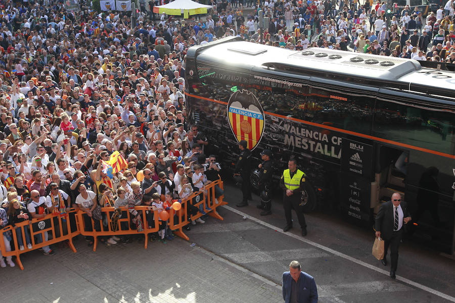 Lleno total por el centenario del Valencia. Mestalla se rinde a los pies de un partido único por el aniversario del club con un homenaje a los jugadores valencianistas de diferentes épocas. Un combinado con las leyendas del Valencia CF se enfrenta a un equipo de históricos de la selección española