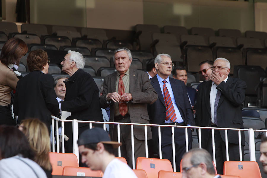 Lleno total por el centenario del Valencia. Mestalla se rinde a los pies de un partido único por el aniversario del club con un homenaje a los jugadores valencianistas de diferentes épocas. Un combinado con las leyendas del Valencia CF se enfrenta a un equipo de históricos de la selección española