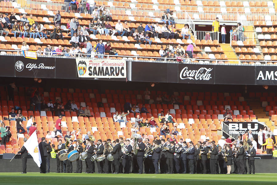 Lleno total por el centenario del Valencia. Mestalla se rinde a los pies de un partido único por el aniversario del club con un homenaje a los jugadores valencianistas de diferentes épocas. Un combinado con las leyendas del Valencia CF se enfrenta a un equipo de históricos de la selección española