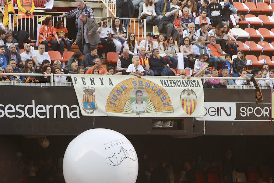 Lleno total por el centenario del Valencia. Mestalla se rinde a los pies de un partido único por el aniversario del club con un homenaje a los jugadores valencianistas de diferentes épocas. Un combinado con las leyendas del Valencia CF se enfrenta a un equipo de históricos de la selección española