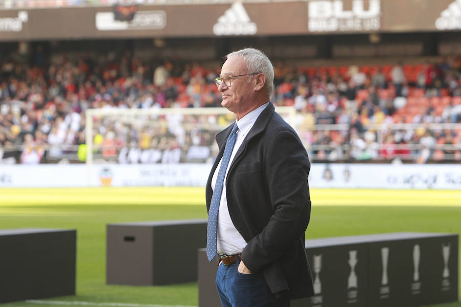 Lleno total por el centenario del Valencia. Mestalla se rinde a los pies de un partido único por el aniversario del club con un homenaje a los jugadores valencianistas de diferentes épocas. Un combinado con las leyendas del Valencia CF se enfrenta a un equipo de históricos de la selección española