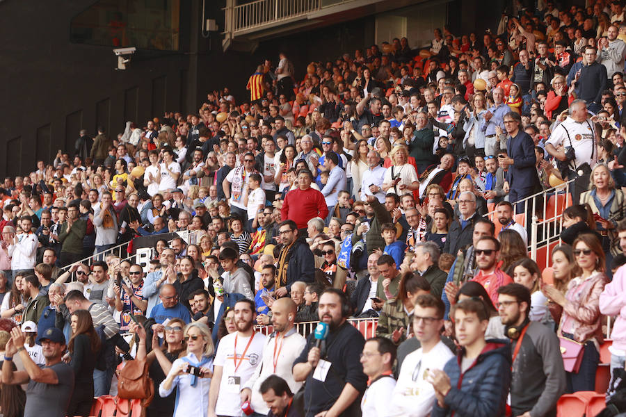 Lleno total por el centenario del Valencia. Mestalla se rinde a los pies de un partido único por el aniversario del club con un homenaje a los jugadores valencianistas de diferentes épocas. Un combinado con las leyendas del Valencia CF se enfrenta a un equipo de históricos de la selección española