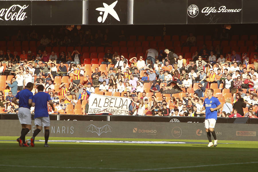 Lleno total por el centenario del Valencia. Mestalla se rinde a los pies de un partido único por el aniversario del club con un homenaje a los jugadores valencianistas de diferentes épocas. Un combinado con las leyendas del Valencia CF se enfrenta a un equipo de históricos de la selección española