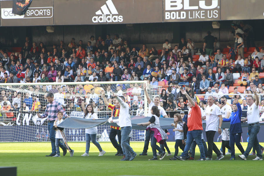 Lleno total por el centenario del Valencia. Mestalla se rinde a los pies de un partido único por el aniversario del club con un homenaje a los jugadores valencianistas de diferentes épocas. Un combinado con las leyendas del Valencia CF se enfrenta a un equipo de históricos de la selección española