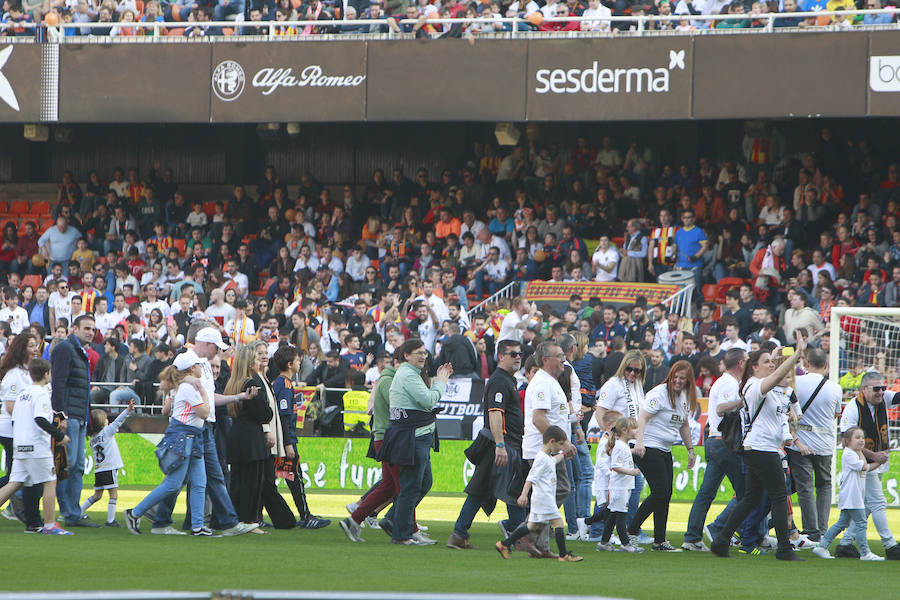 Lleno total por el centenario del Valencia. Mestalla se rinde a los pies de un partido único por el aniversario del club con un homenaje a los jugadores valencianistas de diferentes épocas. Un combinado con las leyendas del Valencia CF se enfrenta a un equipo de históricos de la selección española