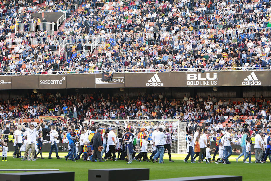 Lleno total por el centenario del Valencia. Mestalla se rinde a los pies de un partido único por el aniversario del club con un homenaje a los jugadores valencianistas de diferentes épocas. Un combinado con las leyendas del Valencia CF se enfrenta a un equipo de históricos de la selección española