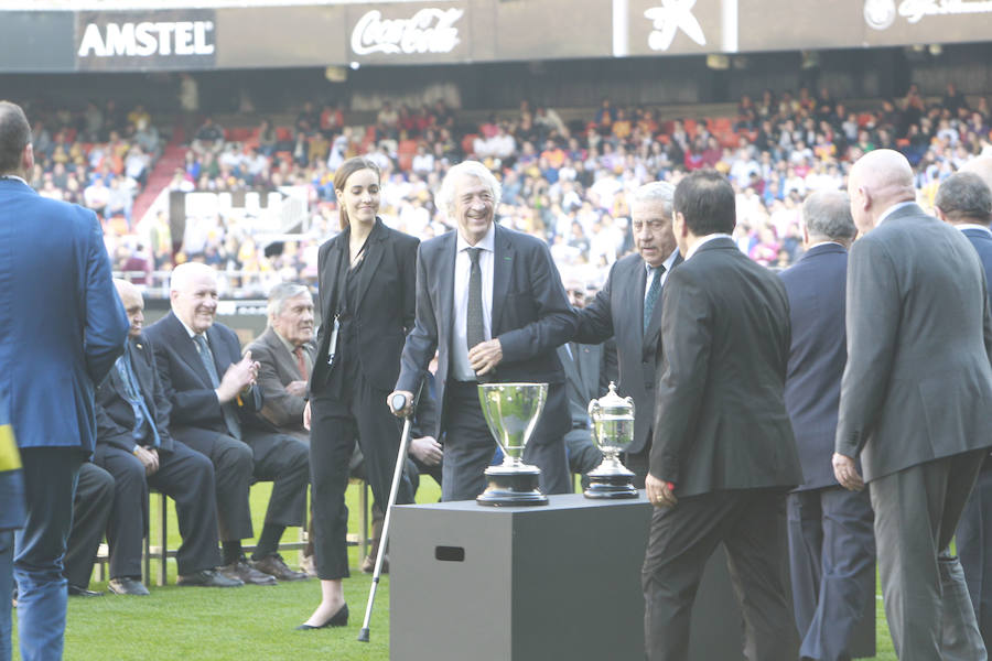 Lleno total por el centenario del Valencia. Mestalla se rinde a los pies de un partido único por el aniversario del club con un homenaje a los jugadores valencianistas de diferentes épocas. Un combinado con las leyendas del Valencia CF se enfrenta a un equipo de históricos de la selección española