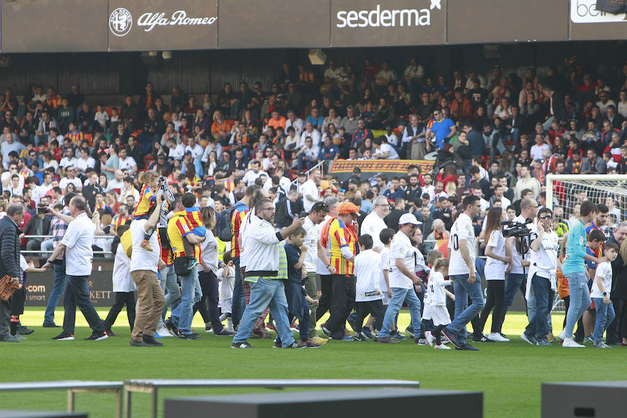 Lleno total por el centenario del Valencia. Mestalla se rinde a los pies de un partido único por el aniversario del club con un homenaje a los jugadores valencianistas de diferentes épocas. Un combinado con las leyendas del Valencia CF se enfrenta a un equipo de históricos de la selección española